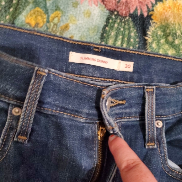 ⚘️Slimming Skinny Levi Jeans⚘️ - Picture 3 of 5